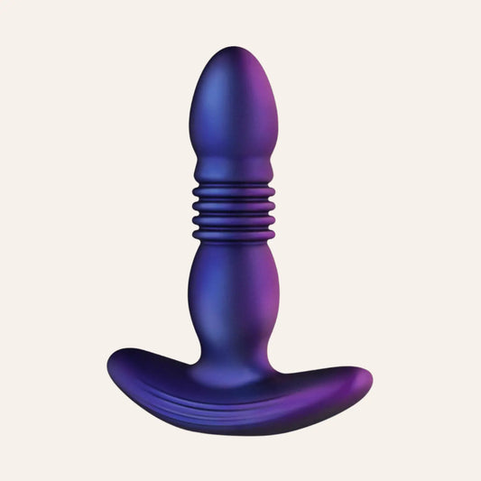 Plug anal violet Supernova de Hueman en position verticale, mettant en valeur son design ergonomique, ses courbes lisses et ses stries texturées pour une stimulation intense. Sextoy haut de gamme en silicone médical, disponible sur Oh My God'Z.