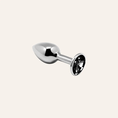 Mini plug anal en métal argenté avec bijou noir élégant, parfait pour des expériences sensuelles raffinées. En vente chez Oh My God'Z, le spécialiste des sextoys haut de gamme.