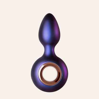 Plug anal vibrant Deep Space de la marque Hueman, un sextoy haut de gamme en silicone premium, disponible chez Oh My God'Z. Sa finition galactique bleu-violet et sa poignée dorée circulaire offrent une prise en main parfaite pour des sensations intenses et raffinées.