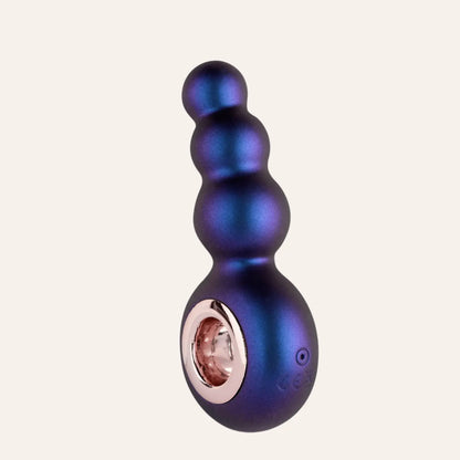 Sextoy anal Hueman "Outer Space" vu en perspective oblique, avec ses courbes galbées et son anneau métallique signature, à découvrir chez Oh My God'Z. Parfait pour les utilisateurs recherchant un plug anal de luxe et performant.