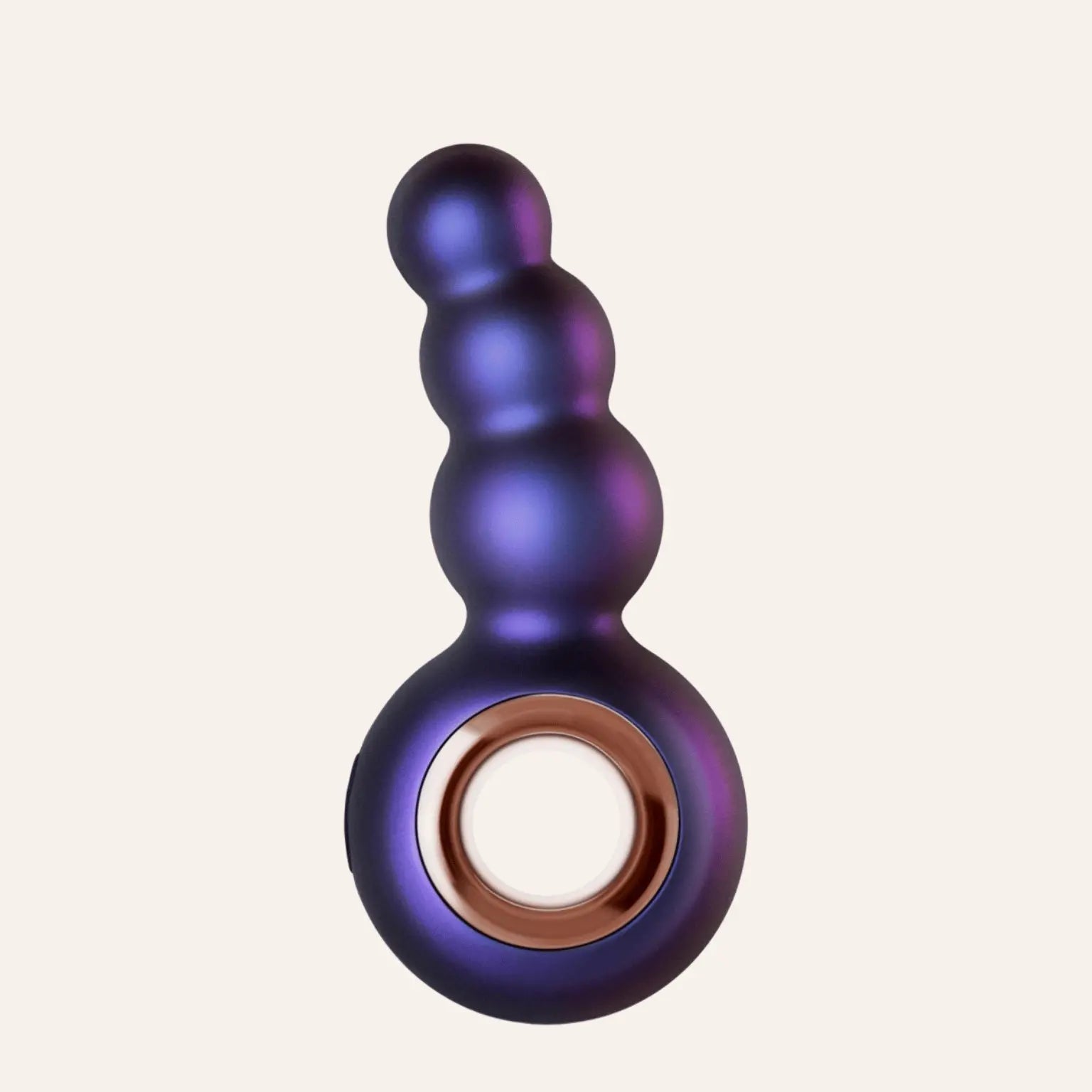 Vue arrière du plug anal vibrant Hueman "Outer Space", muni d’un anneau doré pour une prise en main optimale, disponible chez Oh My God'Z. Un sextoy de luxe conçu pour les amateurs de plaisir anal raffiné.