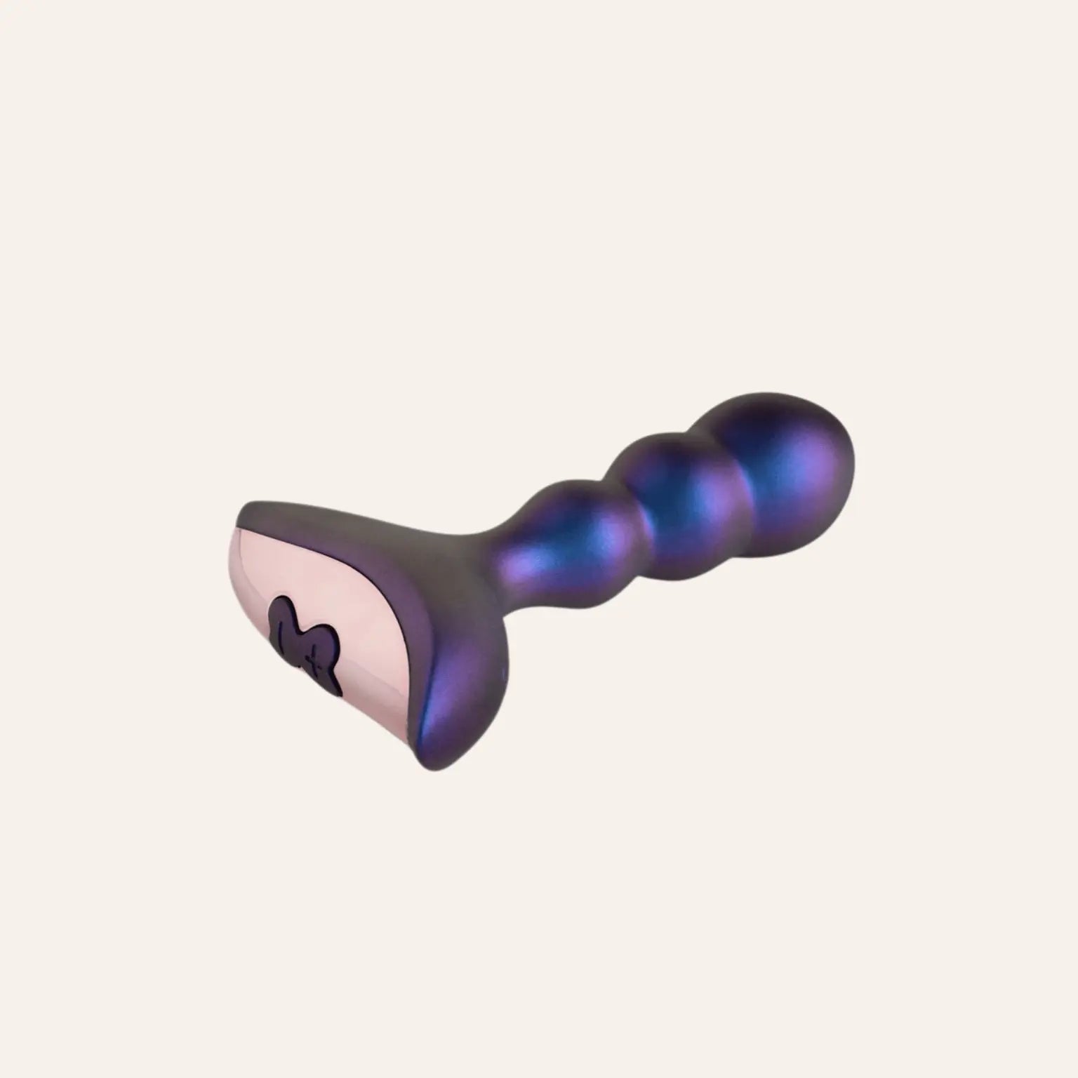 Vue du dessous du plug anal Interstellar de la marque Hueman, révélant sa finition en or rose et son port de chargement discret, un sextoy élégant et puissant vendu sur Oh My God'Z.