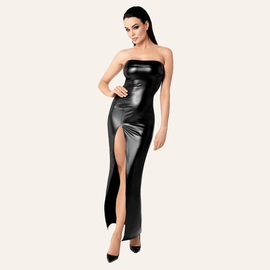Femme sensuelle en robe longue wetlook noire fendue, modèle Aphrodisia F336 disponible chez Oh My God'Z, boutique spécialisée dans l’univers du plaisir et des sextoys haut de gamme.