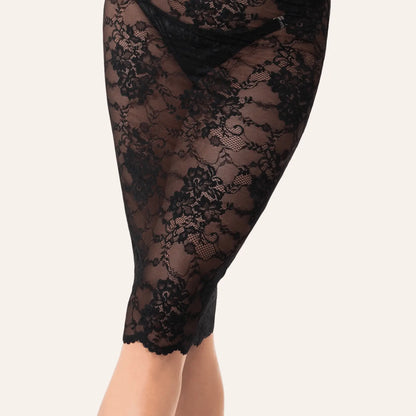 Zoom sur la dentelle raffinée de la robe mi-longue Nocturne F338. Un bijou de lingerie à découvrir chez Oh My God'Z.