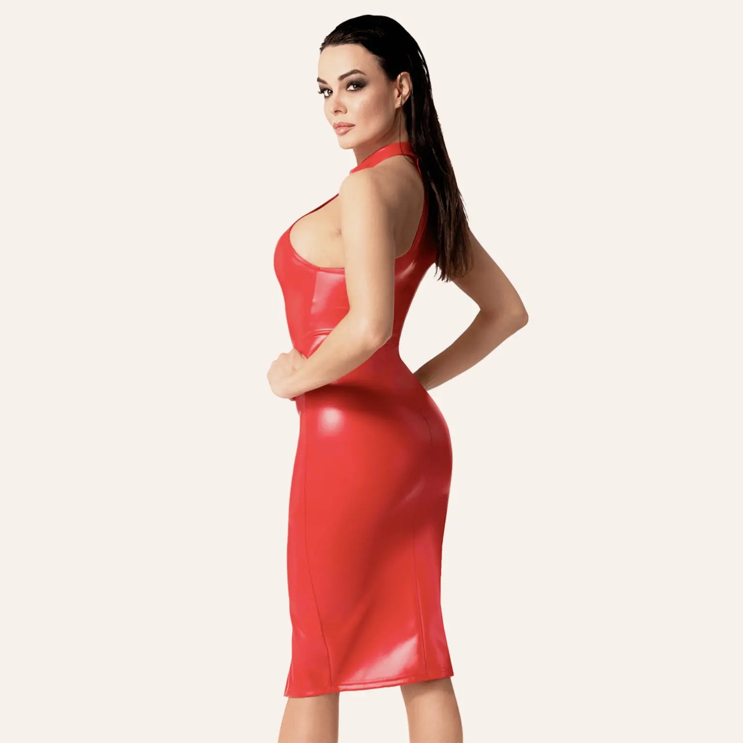 Robe moulante wetlook rouge mi-longue ultra sexy de la collection Orgia F354, mise en valeur par Oh My God'Z, idéale pour une soirée torride ou un jeu de séduction intense. Lingerie érotique haut de gamme au look fétichiste.