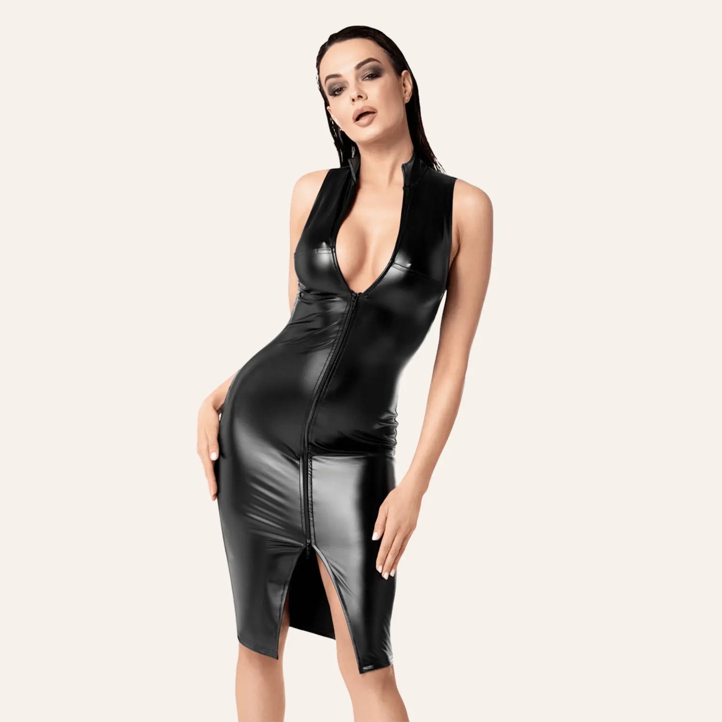 Robe mi-longue en wetlook noir à zip central et col officier, portée par mannequin, modèle Commandant F337 de la marque Oh My God'Z. Une pièce sensuelle et provocante pour des soirées érotiques avec sextoys haut de gamme, en vente chez Oh My God'Z.