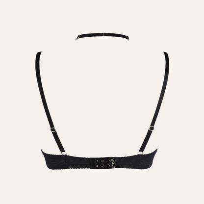 Vue arrière du soutien-gorge V-10691 porté par un modèle, mettant en valeur les lanières et la coupe élégante. Ce soutien-gorge noir d'Axami est disponible chez Oh My God'Z