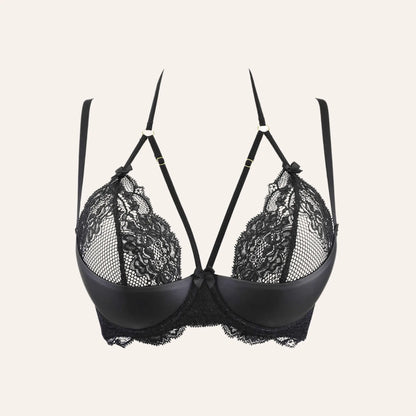 Gros plan sur le soutien-gorge V-10691 par Axami, disponible chez Oh My God'Z. Ce soutien-gorge noir allie dentelle délicate et lanières pour un effet visuel saisissant.