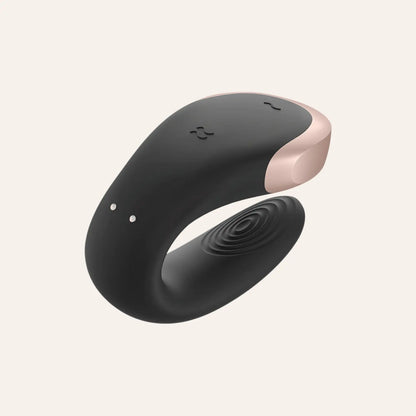 Stimulateur Double Love noir, vu de côté, avec une conception ergonomique et des commandes intuitives. À découvrir dans la boutique Oh My God'Z.