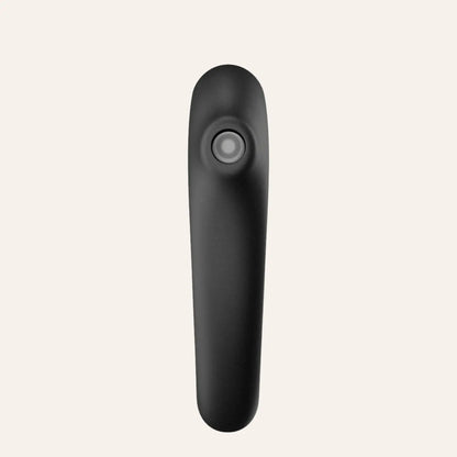 Vue frontale du stimulateur Dual Kiss de Satisfyer, illustrant la tête de stimulation sans contact conçue pour les zones érogènes externes – un must-have parmi les sextoys luxueux sur Oh My God'Z.