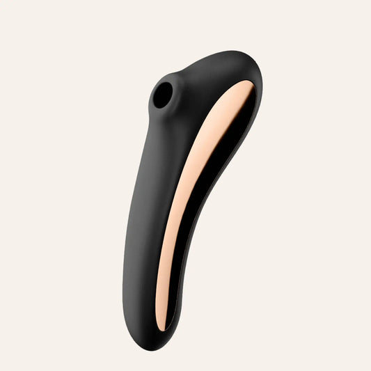 Vue de côté du stimulateur clitoridien Dual Kiss noir de Satisfyer, un sextoy haut de gamme en silicone lisse et élégant, disponible chez Oh My God'Z, conçu pour offrir une stimulation intense par ondes de pression et vibrations.