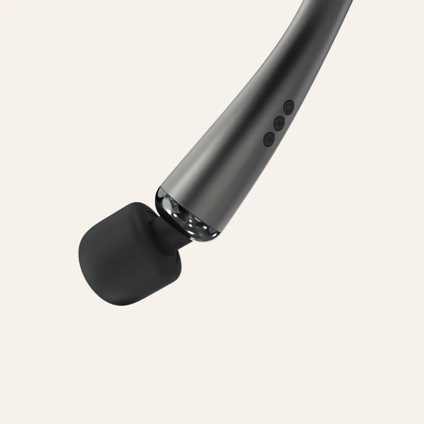 Zoom détaillé sur la tête du Megawand Silver de Dorcel et son manche métallisé, un vibromasseur premium pour plaisir externe, à shopper chez Oh My God'Z.