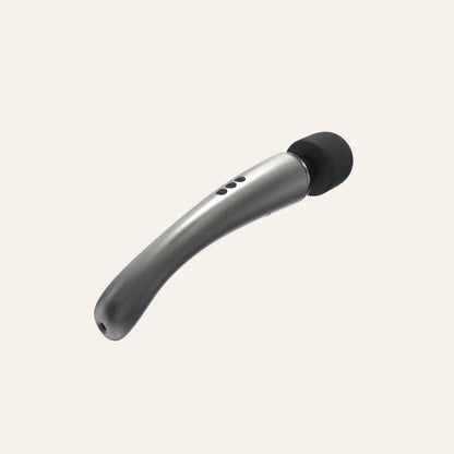 Vue en perspective du stimulateur Megawand Silver de Dorcel avec sa forme courbée, conçu pour des sensations intenses, à découvrir sur Oh My God'Z, spécialiste des sextoys haut de gamme.