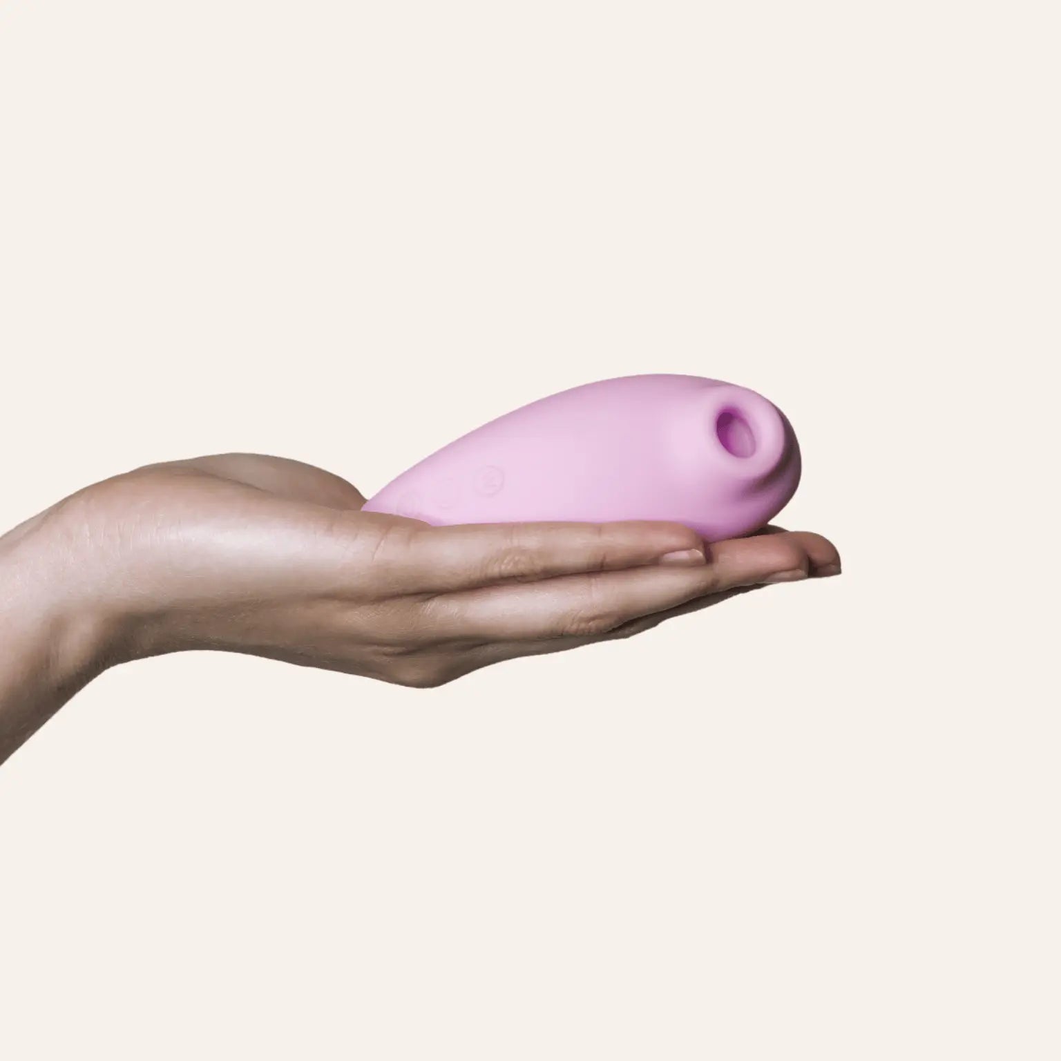 Vue du sextoy haut de gamme Révelation d’Adrien Lastic tenu délicatement en main, mettant en avant son design ergonomique, sa texture en silicone doux et sa facilité d’utilisation, disponible chez Oh My God'Z.