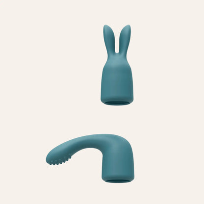 Gros plan sur deux têtes interchangeables en silicone pour le stimulateur Wand R-evolution. Les têtes comprennent une forme en oreilles de lapin et une autre avec un design courbé et de petites rainures.
