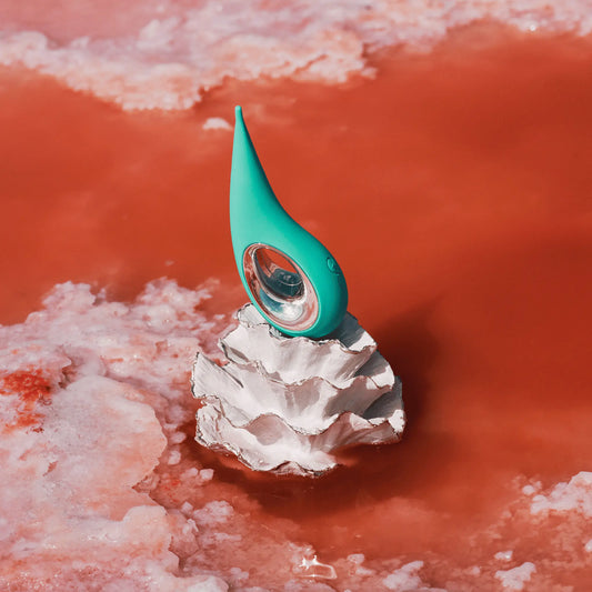 Lelo Dot en aqua éclatant, posé sur un fond naturel pour souligner son design innovant, partie de la sélection premium de OhMyGodz.fr