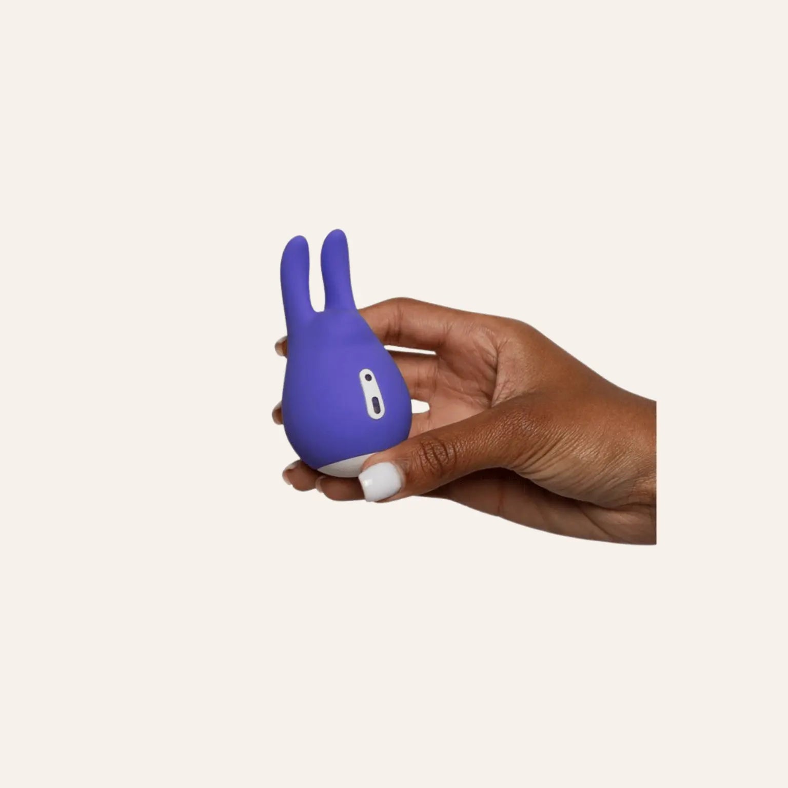 Le stimulateur Tedy, élégant et compact, présenté dans une main. Son design portable et puissant est idéal pour des moments intimes en toute discrétion, proposé par Oh My God'Z.