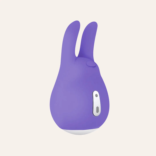 Stimulateur Tedy de Good Vibe Only, en silicone violet doux au toucher. Sa conception unique et ses fonctionnalités avancées en font un choix idéal, disponible chez Oh My God'Z.