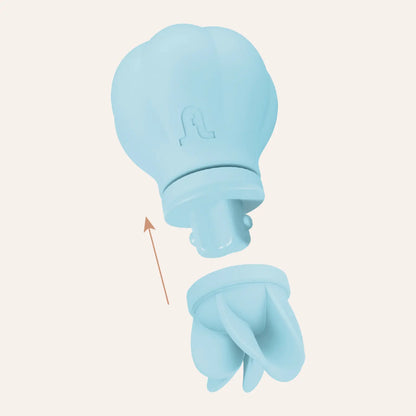Image montrant le stimulateur de clitoris Caress bleu avec sa tête rotative détachable, prête à être changée avec un des accessoires inclus.
