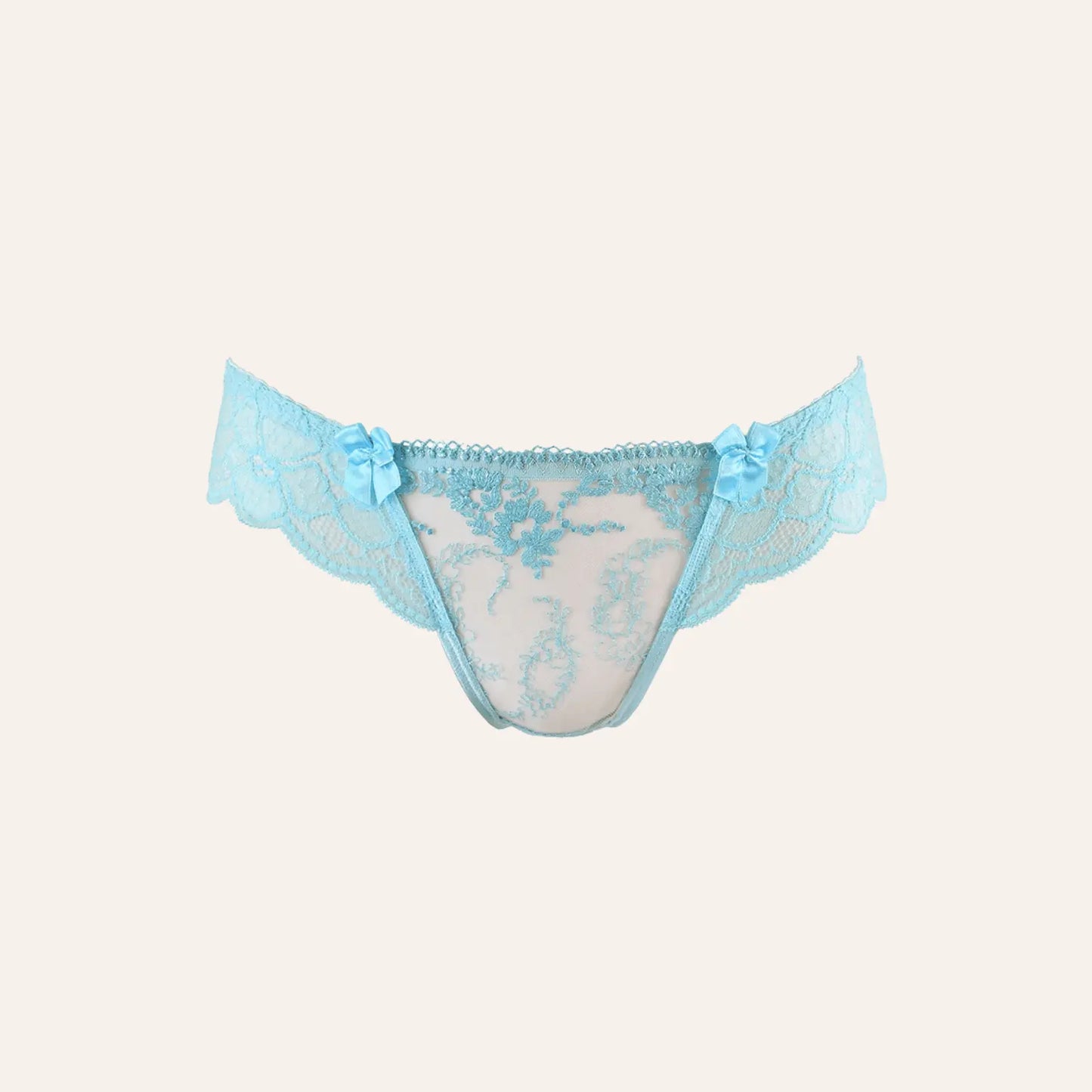 String bleu en dentelle fine V-10128 conçu par Axami, alliant confort et sensualité, disponible chez Oh My God'Z, boutique spécialisée en lingerie haut de gamme.