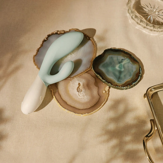 Découvrez le plaisir raffiné avec le Rabbit Ina 3 de LELO vert menthe, présenté dans un décor élégant, proposé par Oh My God'Z