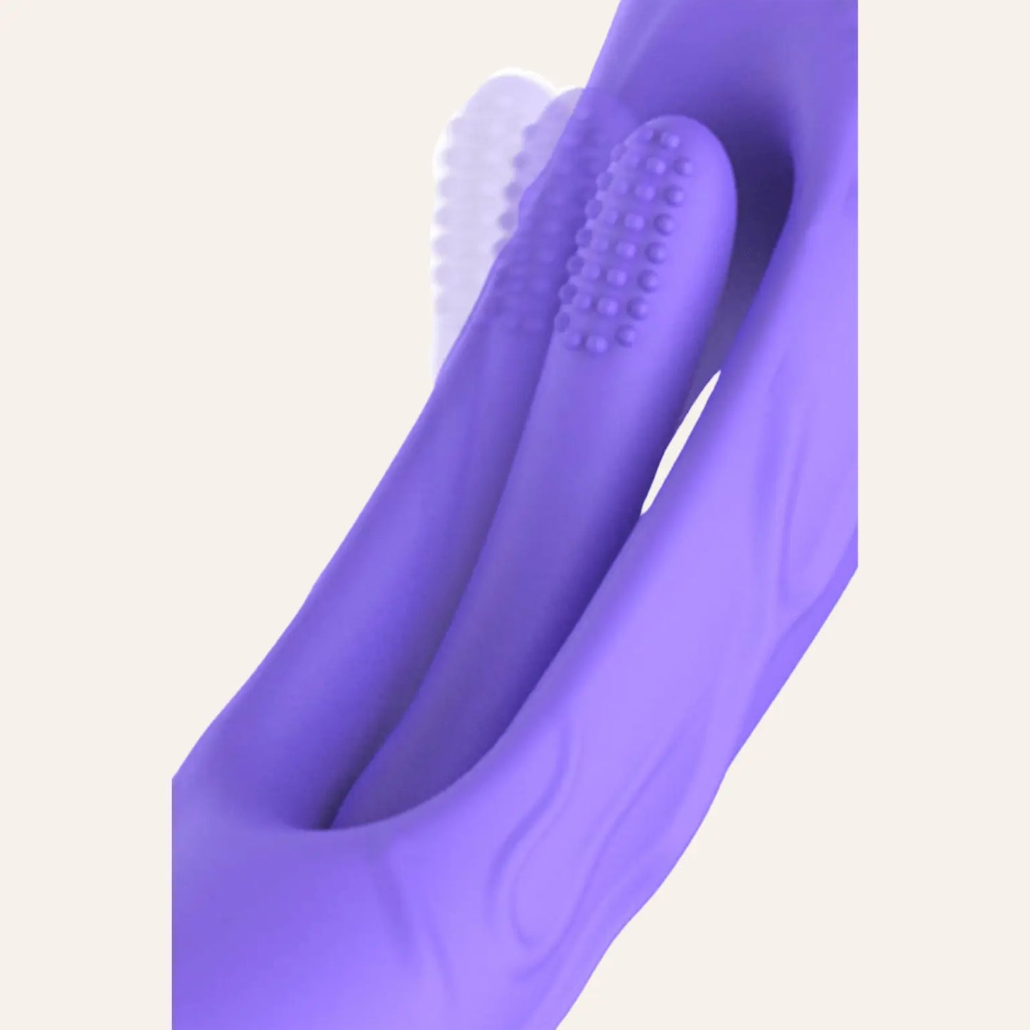 Gros plan sur le stimulateur clitoridien du vibromasseur Flax de Good Vibes Only, en silicone texturé pour des sensations intensifiées. Un jouet sexuel raffiné proposé par la boutique Oh My God'Z, conçu pour offrir un plaisir ciblé avec une qualité haut de gamme.