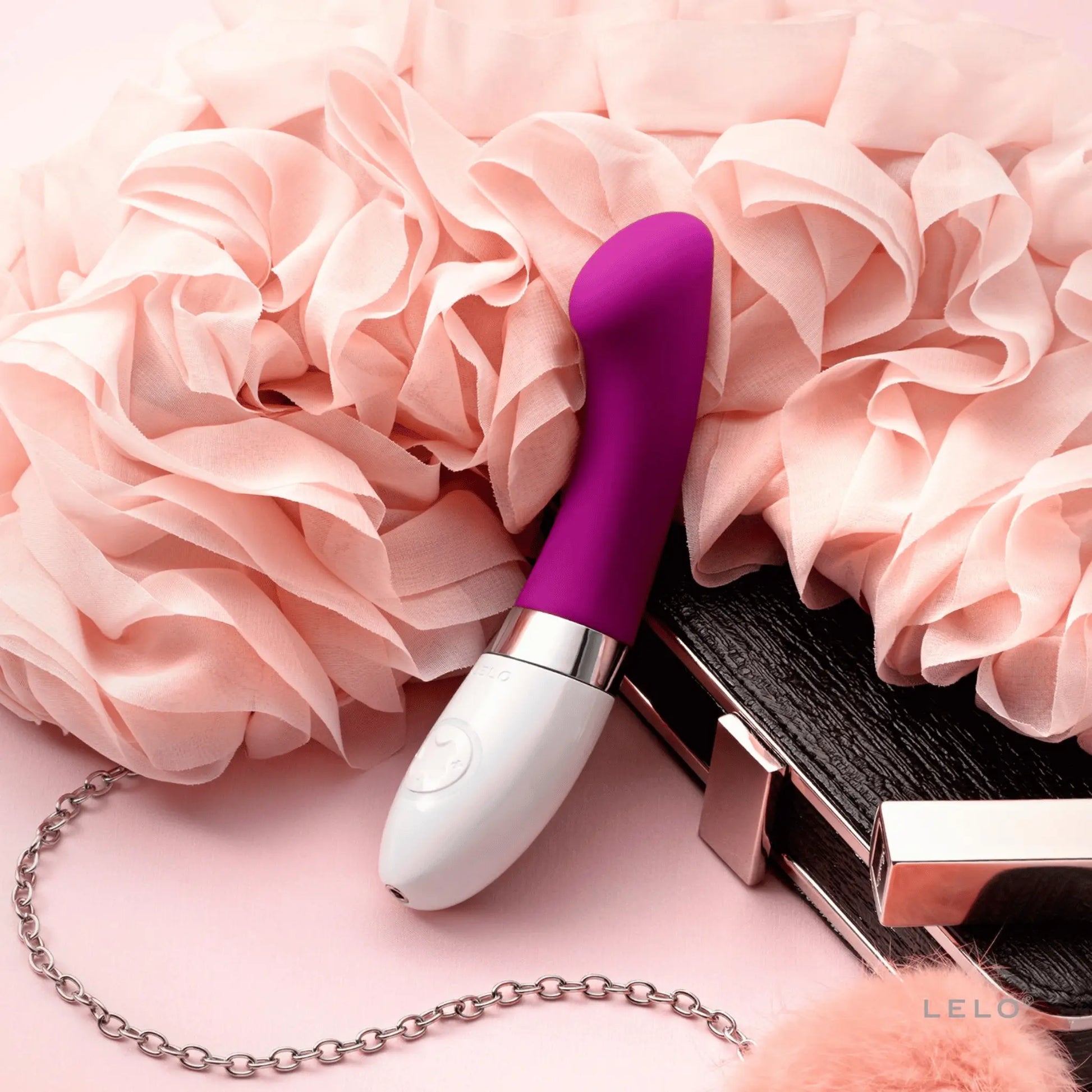 Vibromasseur Gigi 2 de LELO en rose, présenté dans un cadre romantique et luxueux, exclusivement chez Oh My God'Z