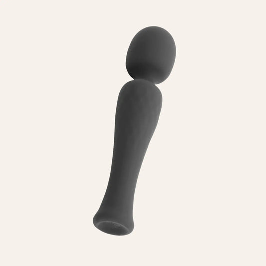 Vue inclinée du vibromasseur Wand L'envoûteur en silicone noir, sextoy de luxe distribué par Oh My God'Z, alliant design ergonomique et puissance pour un plaisir ciblé.