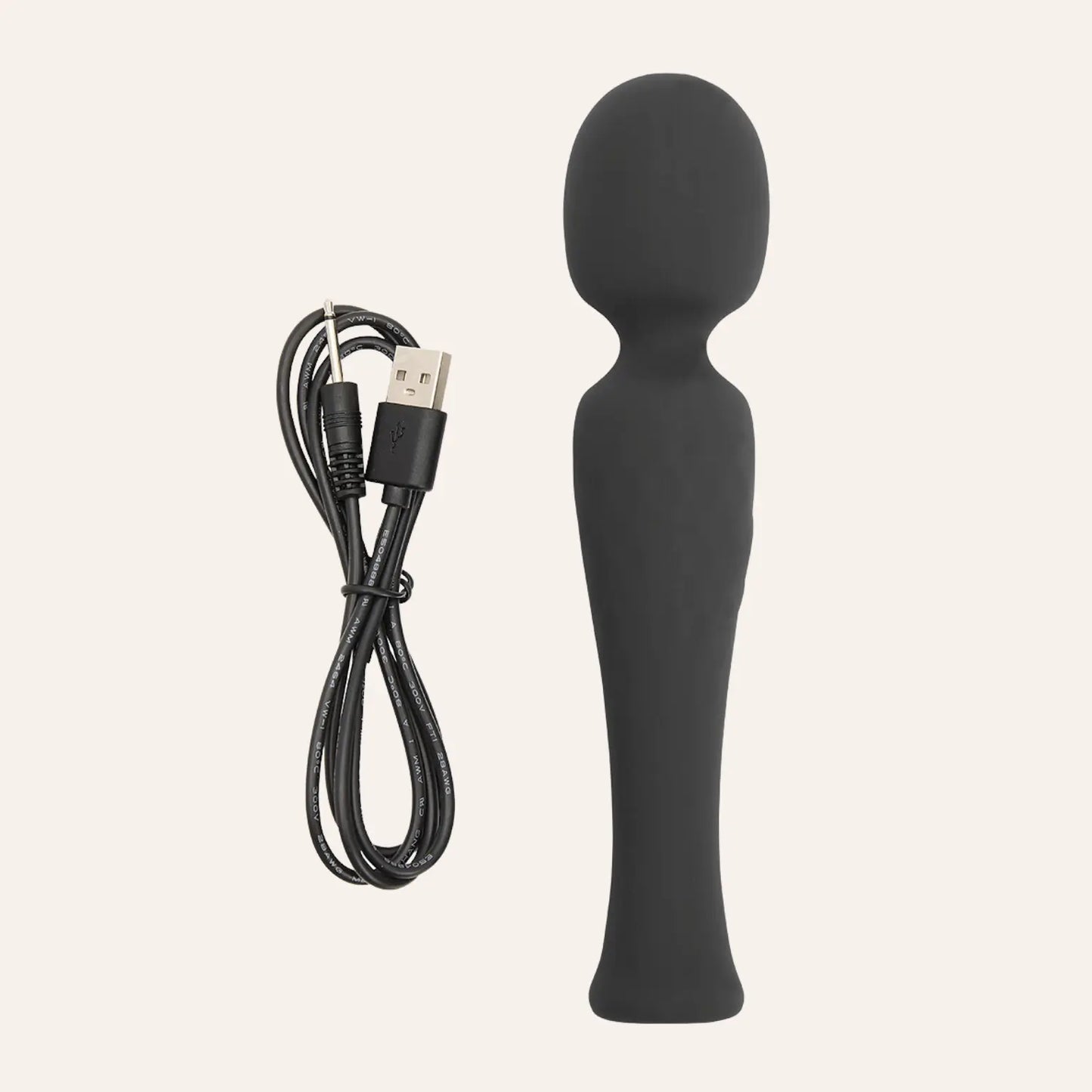Vibromasseur Wand L'envoûteur noir avec câble USB, sextoy haut de gamme en silicone rechargeable proposé par la boutique Oh My God'Z, idéal pour des massages intimes puissants et élégants.