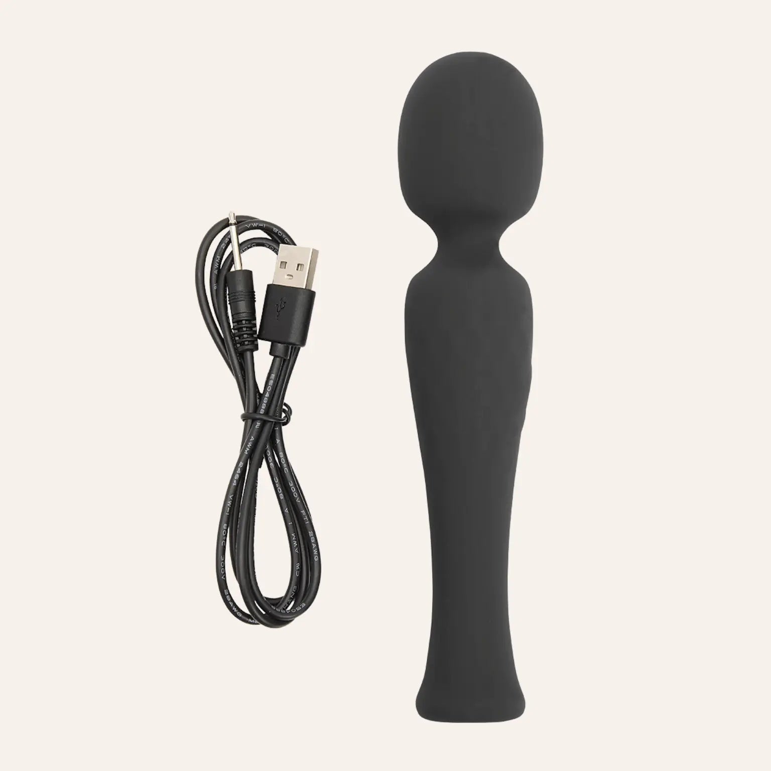 Vibromasseur Wand L'envoûteur noir avec câble USB, sextoy haut de gamme en silicone rechargeable proposé par la boutique Oh My God'Z, idéal pour des massages intimes puissants et élégants.