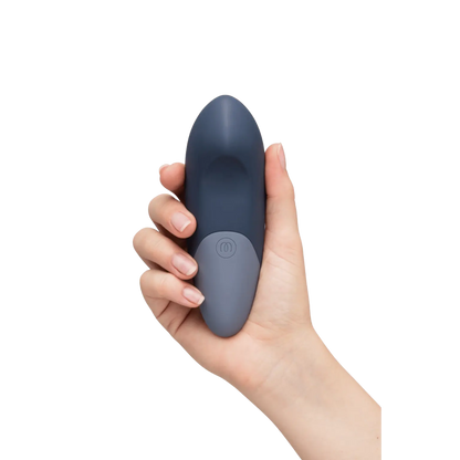 Womanizer Vibe bleu en main, sextoy discret chez Oh My God'Z
