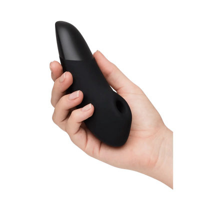 Womanizer Enhance noir en main – stimulateur clitoridien de luxe avec technologie sans contact, en vente sur la boutique Oh My God'Z.