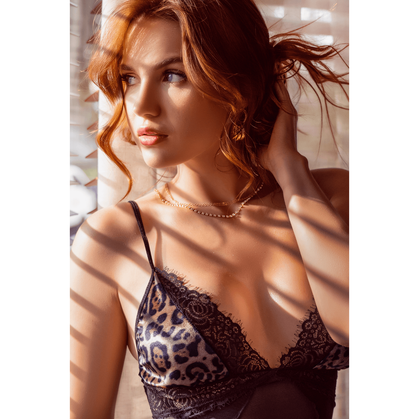 Babydoll noir sensuel avec dentelle animal print et maille transparente, vue de profil - Oh My God'Z