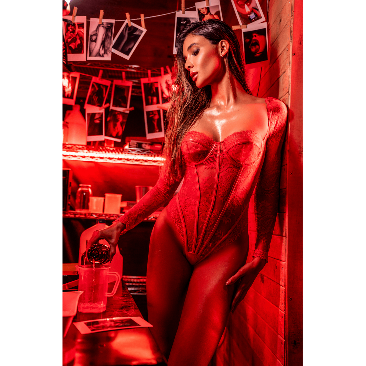 Body rouge Mapale en dentelle transparente avec details effet cuir et armatures, porte en ambiance tamisee - Oh My God'Z