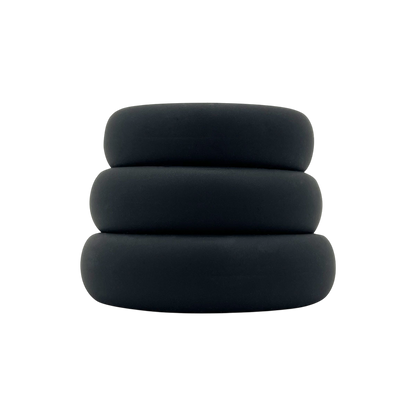 Trois anneaux penis Alive en silicone noir mat empiles, aspect epais et souple, vue rapprochee - Oh My God'Z
