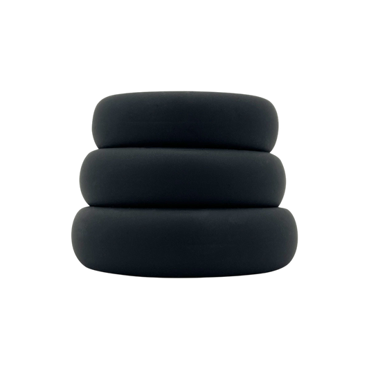 Trois anneaux penis Alive en silicone noir mat empiles, aspect epais et souple, vue rapprochee - Oh My God'Z
