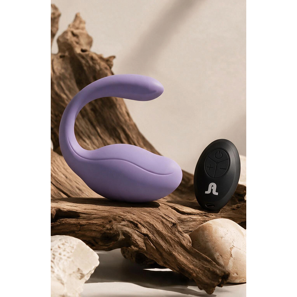 Double stimulateur Smart Dream Adrien Lastic en silicone violet avec telecommande noire sur bois - Oh My God'Z