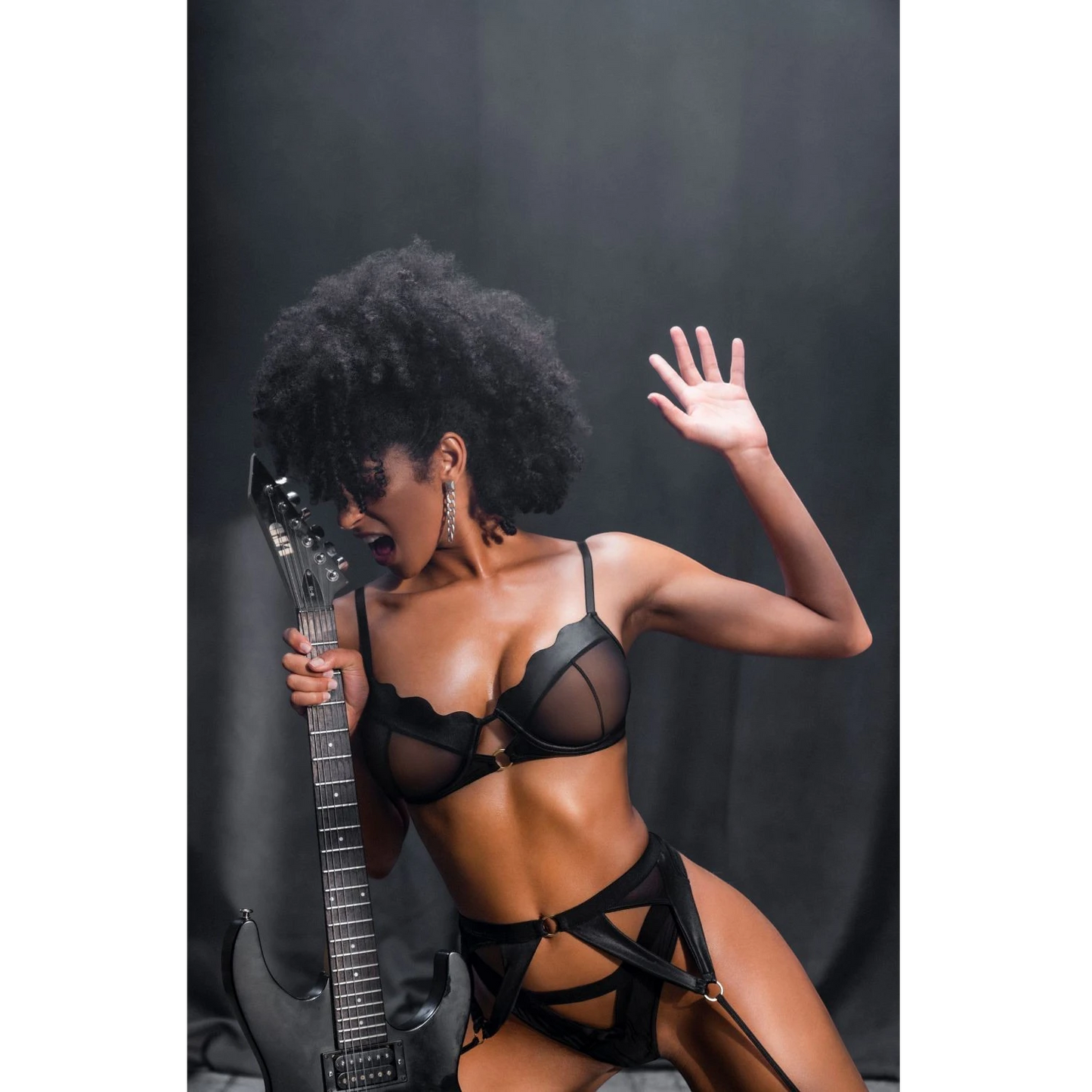 Ensemble lingerie 3 pièces noir wetlook complet avec porte-jarretelles et anneaux dorés - Oh My God'Z