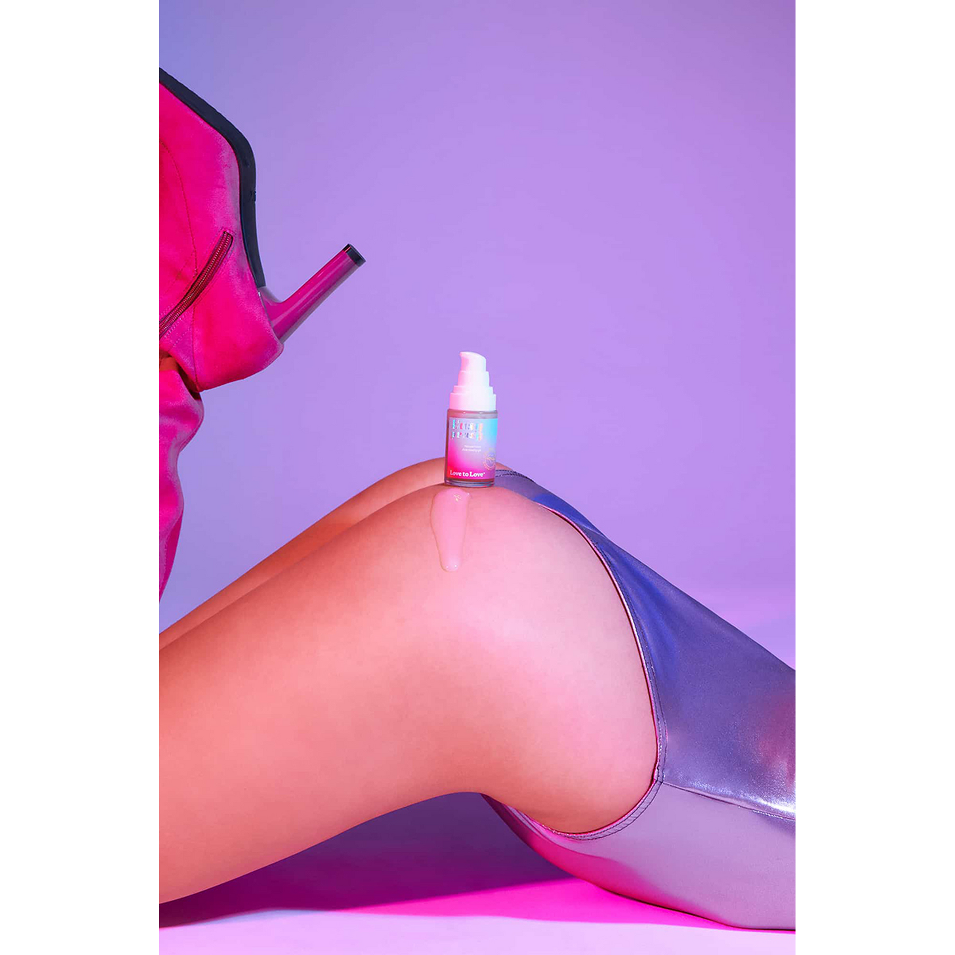 Application du gel relaxant anal Easy Peasy sur les fesses en bikini argenté - Love to Love - Oh My God'Z
