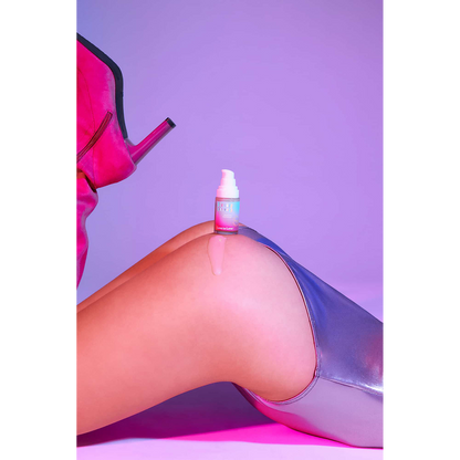 Application du gel relaxant anal Easy Peasy sur les fesses en bikini argenté - Love to Love - Oh My God'Z
