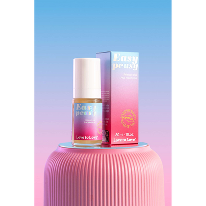 Gel anal relaxant Easy Peasy tenu en main devant une cuisse en body holographique - Love to Love - Oh My God'Z

