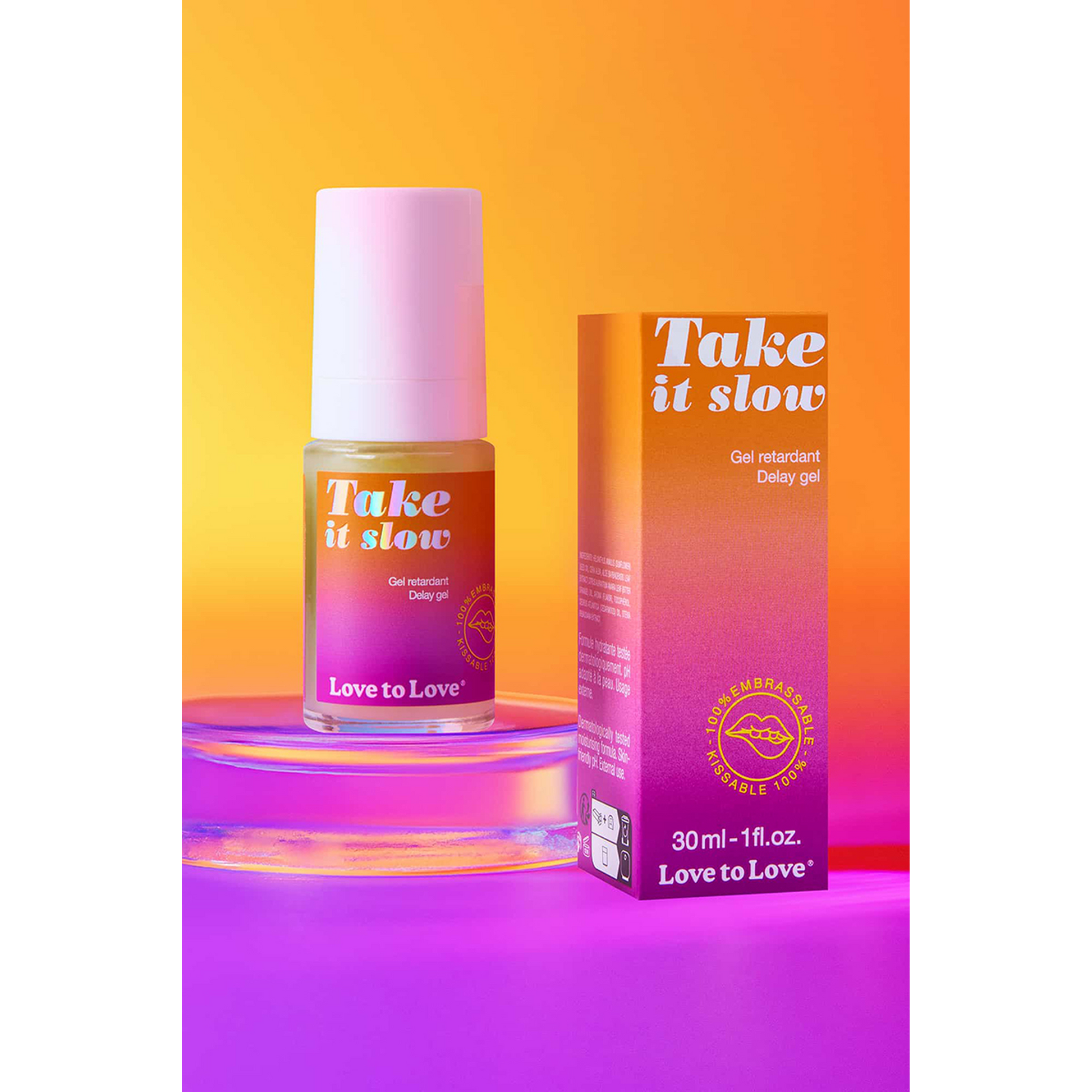 Application du gel retardant Take It Slow Love to Love tenu devant le torse masculin - Oh My God'Z
