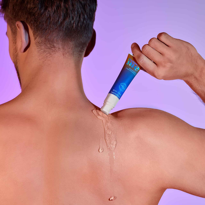 Homme torse nu de dos versant le gel stimulant point P Release Me Love to Love sur sa peau - Oh My God'Z
