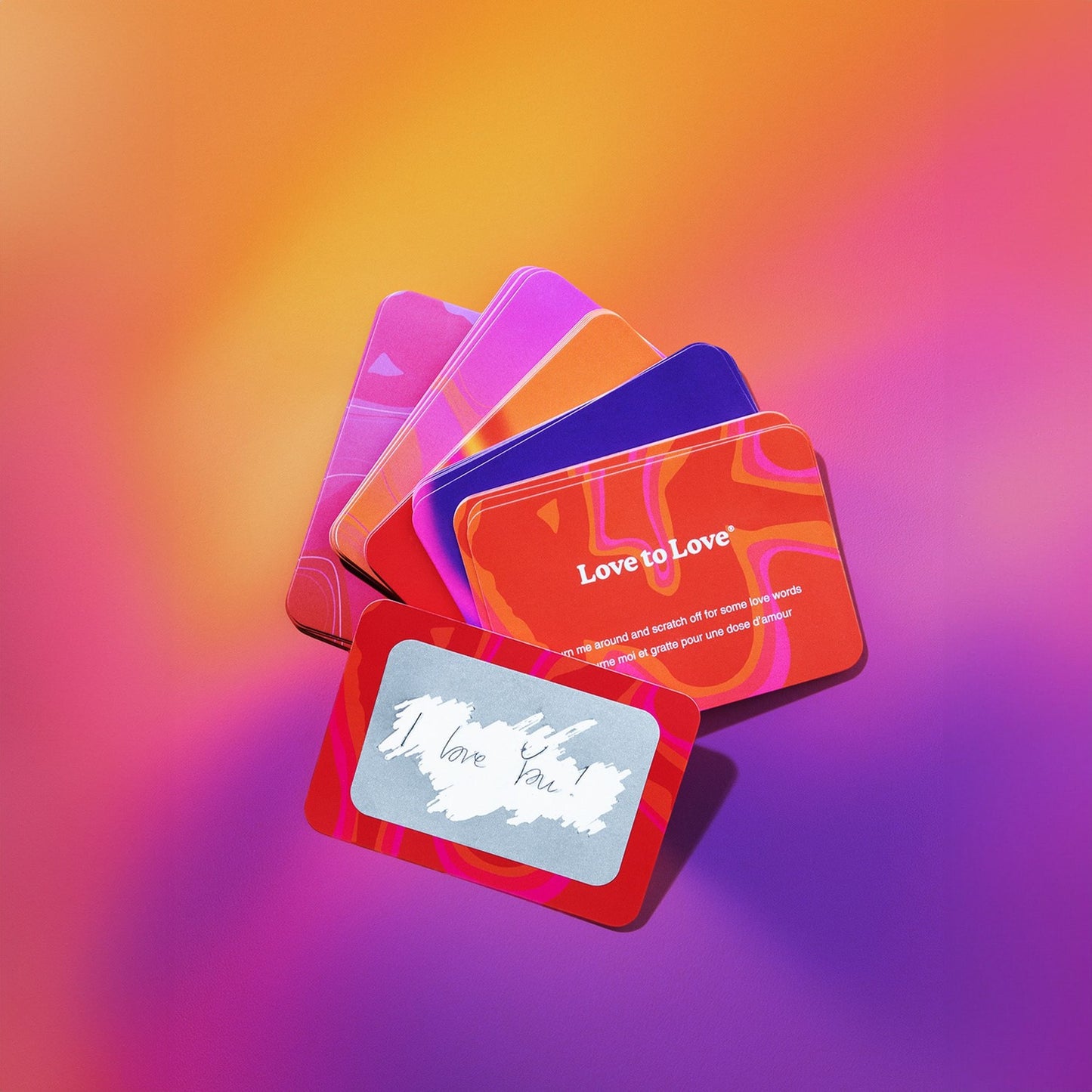 Cartes Glimmers colorées en éventail avec message I love you gratté sur fond dégradé rose et orange - Oh My God'Z