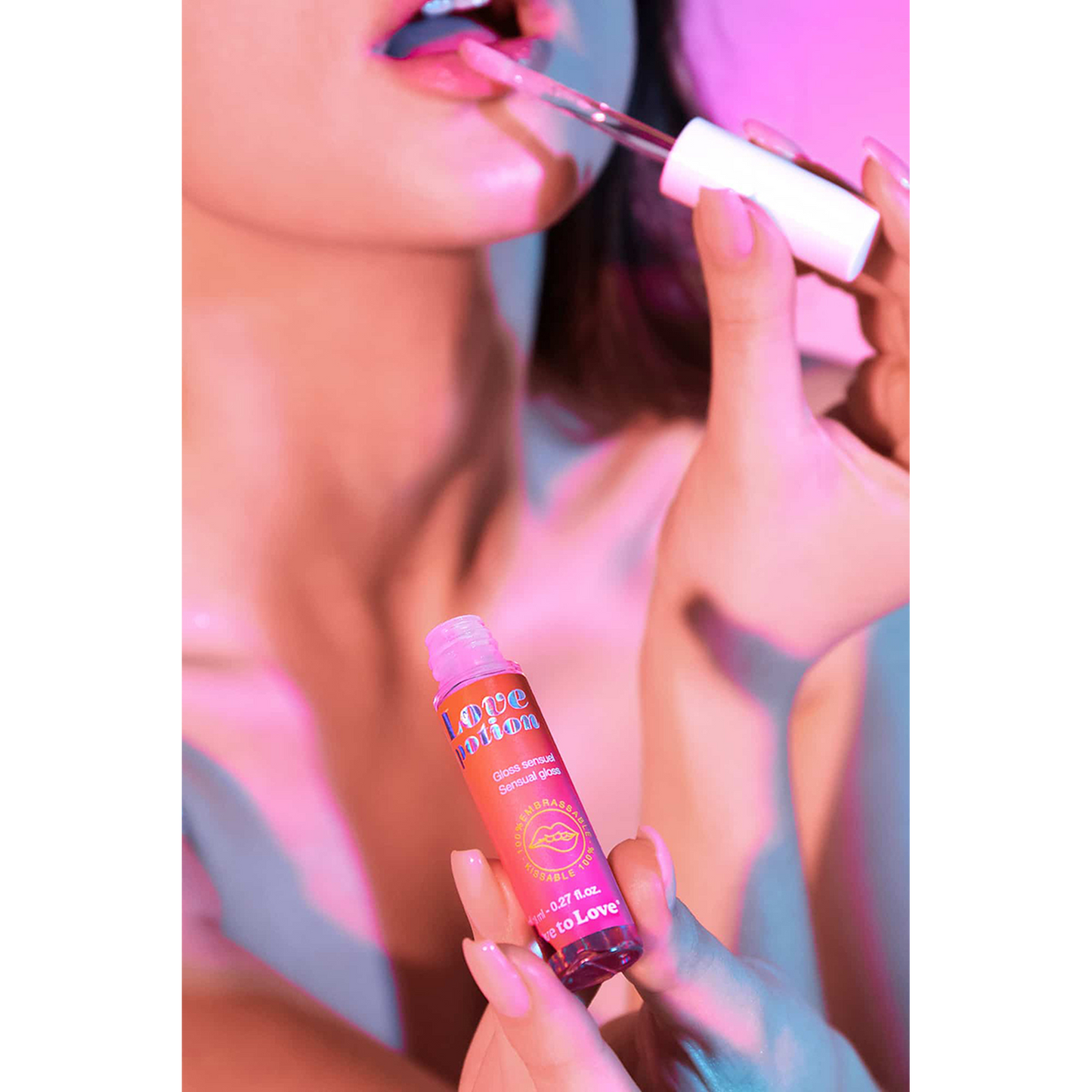 Application du gloss sensuel Love Potion Love to Love sur les lèvres, ambiance intime rosée - Oh My God'Z
