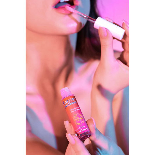 Application du gloss sensuel Love Potion Love to Love sur les lèvres, ambiance intime rosée - Oh My God'Z
