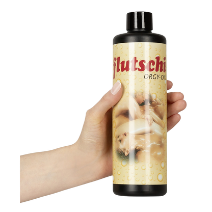 Main tenant le flacon noir d'huile lubrifiante Orgy Oil 500 ml Orion, echelle de taille du produit - Oh My God'Z