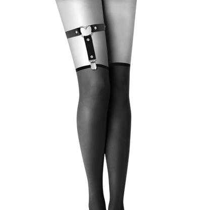 Jarretière fétichiste noire avec cœur argenté en métal portée sur cuisse avec bas opaques - Oh My God'Z