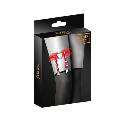 Packaging Bijoux pour Toi de la jarretière rouge BDSM avec cœur argenté, sur fond noir élégant - Oh My God'Z