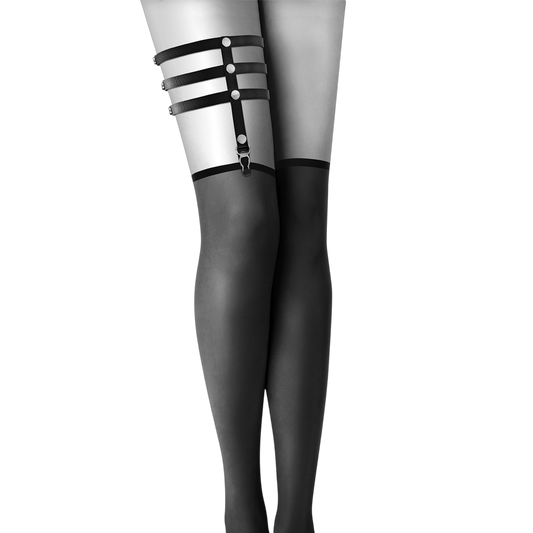 Jarretière triple bandes simili cuir noir avec rivets portée sur cuisse avec bas noirs - Oh My God'Z